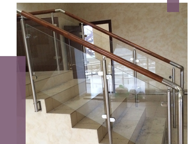 Комбинированные перила из металла и дерева в Железнодорожном