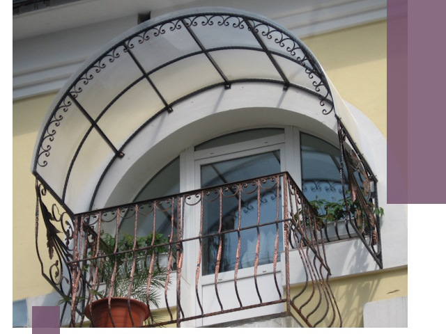 Козырьки над балконом в Железнодорожном — изготовление и монтаж